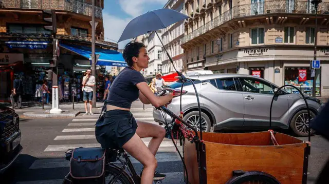 Avrupa kavruluyor: Paris'te alkol satış ve tüketimi kısıtlandı