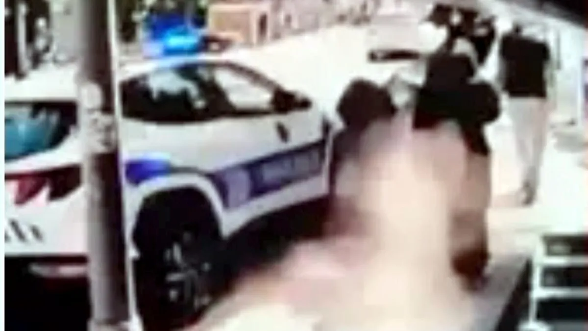 Polis aracı park halindeki motosiklete çarptı: 2'si polis, 3 kişi yaralandı