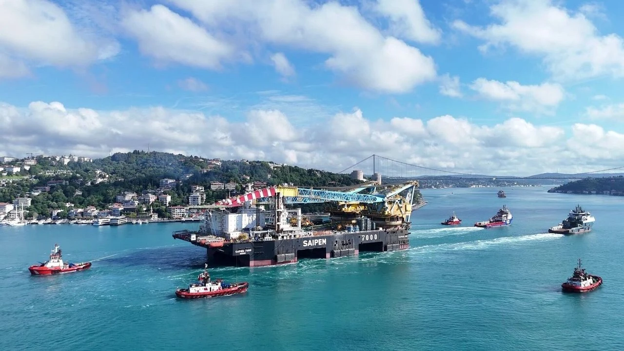 Dünyanın üçüncü büyük yarı batık vinç gemisi "Saipem 7000" İstanbul Boğazı'nda