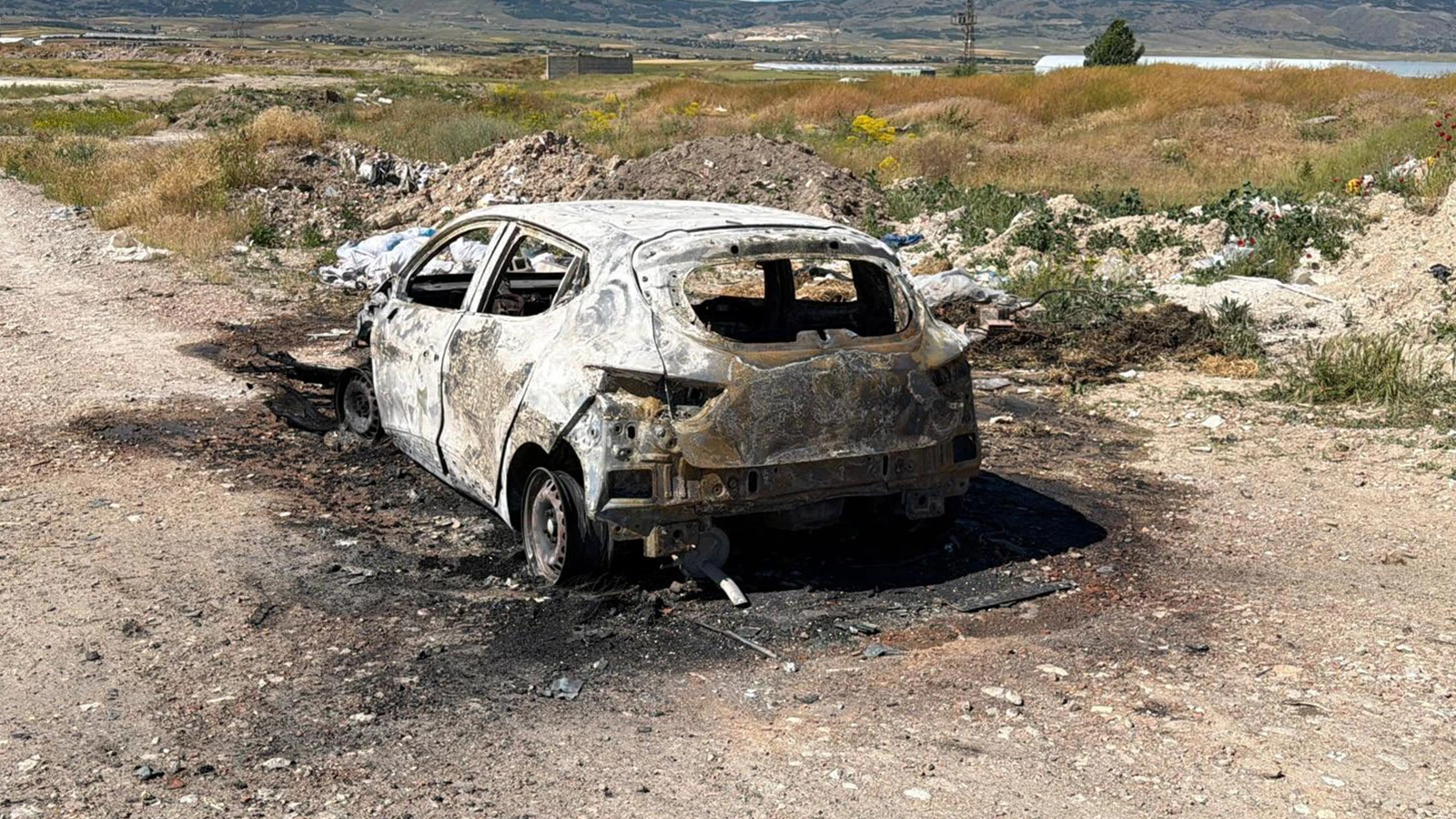 Tartıştığı eşinin otomobilini yaktı