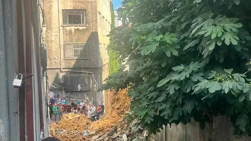 Beyoğlu'na metruk binada kısmi çökme