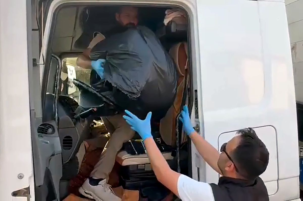 Polisin takibiyle durdurulan TIR'da 24 kilo skunk ele geçirildi