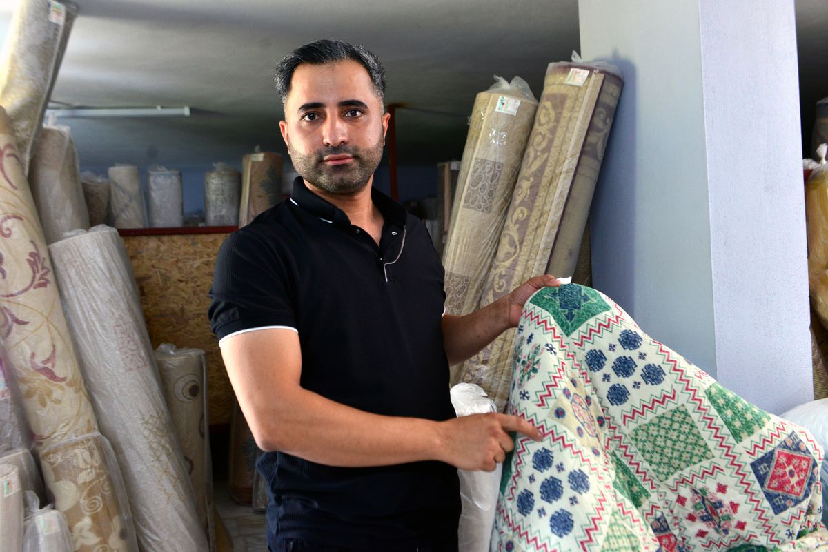 Yıkamak için aldığı battaniyeden çıkan parayı müşterisine geri verdi, kadın ise poşeti sordu