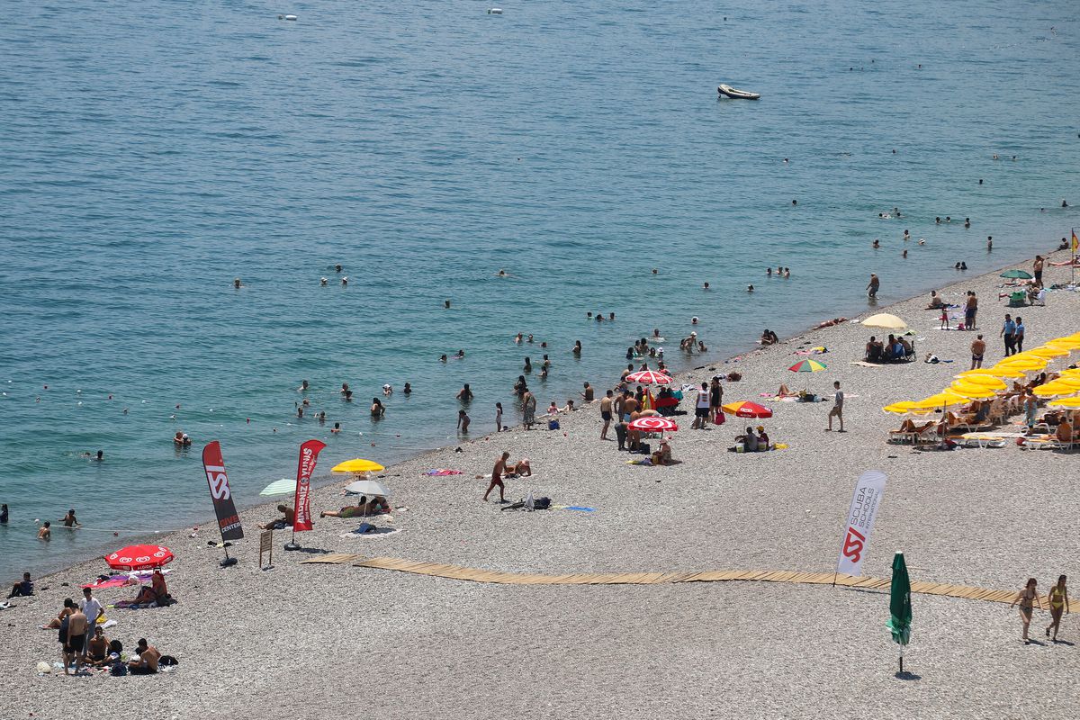 Antalya'da hava sıcaklığı 38 derece oldu, sahillerde yoğunluk yaşandı
