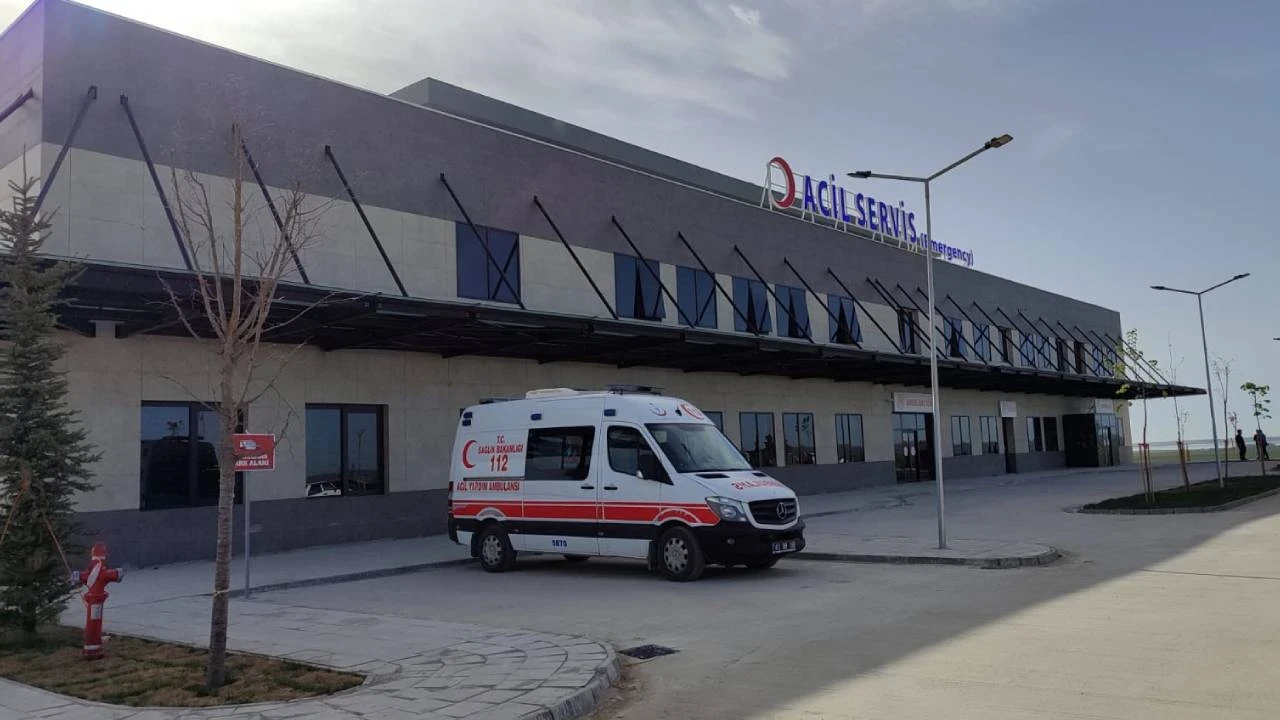 20 günlük bebek minibüs altında can verdi: Anne ve baba gözaltında