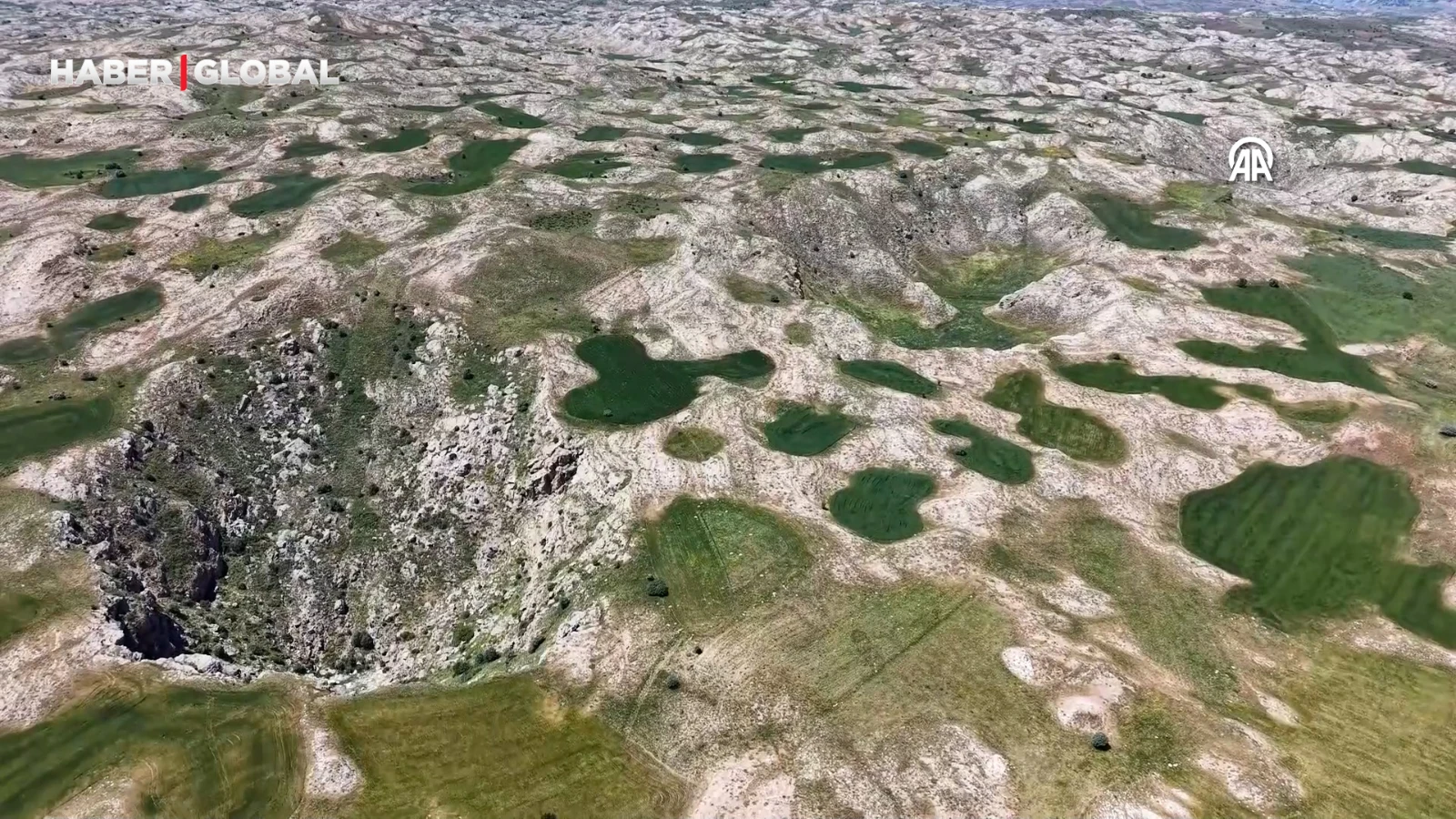 Sivas'ta obruklar ve tabanındaki göl görenleri şaşırtıyor