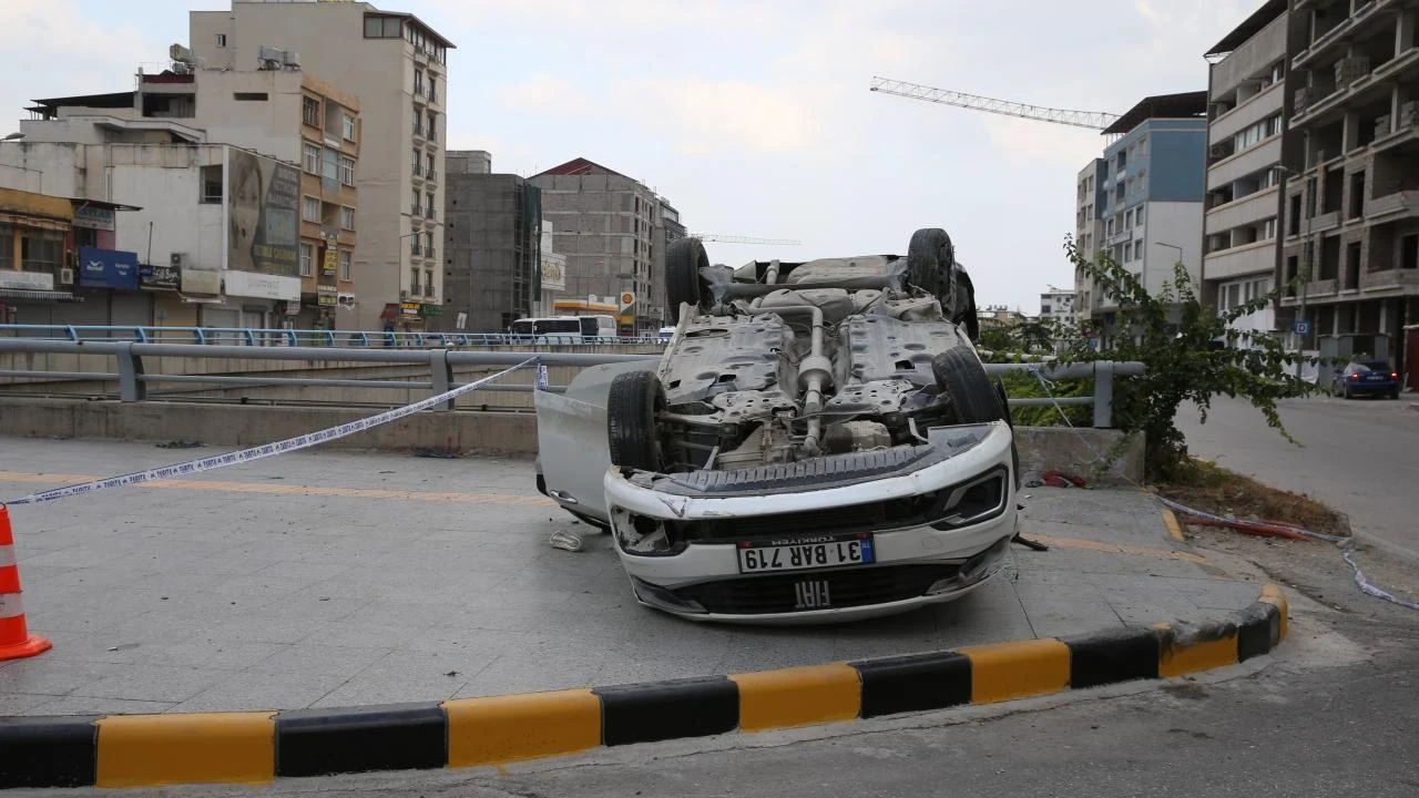 Hatay'da otomobil devrildi: 2 ölü