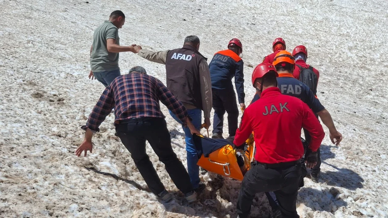 Hakkari'de kayalıklardan düşerek yaralanan ot toplayıcısı helikopterle kurtarıldı