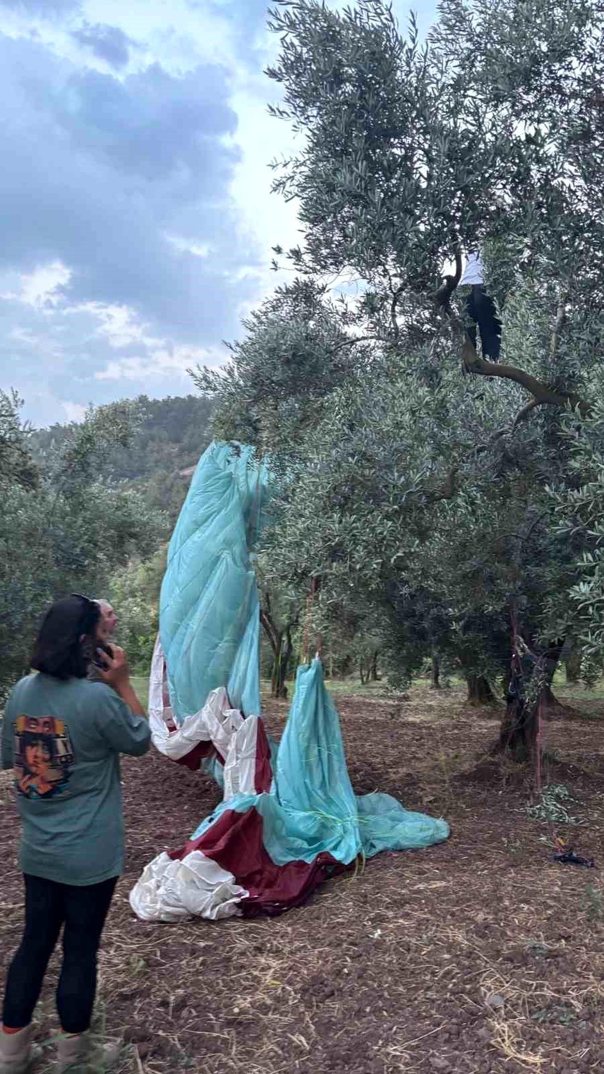 Anlık hava değişimi yamaç paraşütçülerine yaramadı