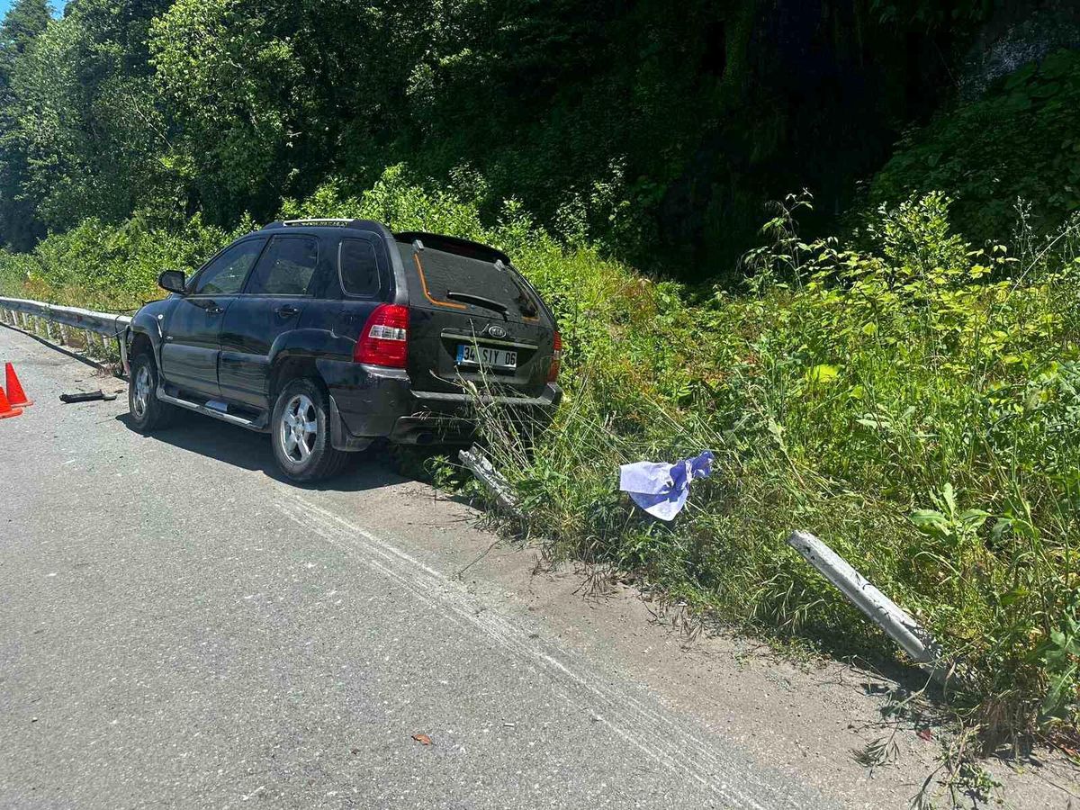 Bariyer aracın motoruna saplandı: 1 yaralı