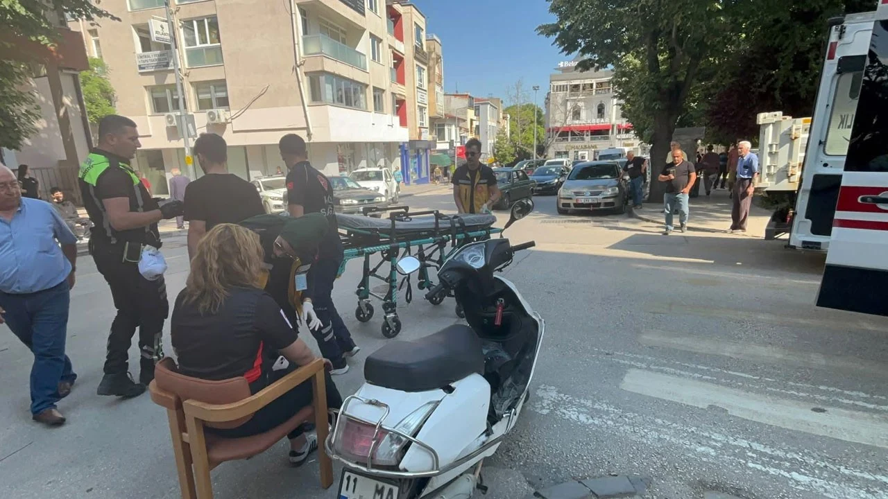 Kazada yaralanan kadının yardımına esnaf koştu!