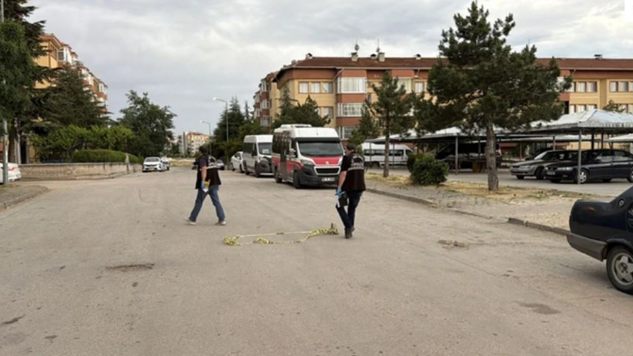 Tartıştığı kişiyi, sokak ortasında tabancayla vurup, kaçtı