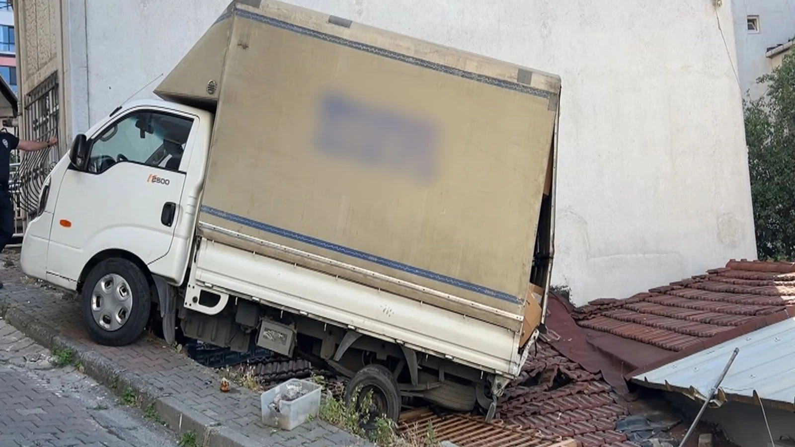 Kağıthane'de feci kaza! Yokuştan kayan kamyonet gecekondunun çatısına düştü