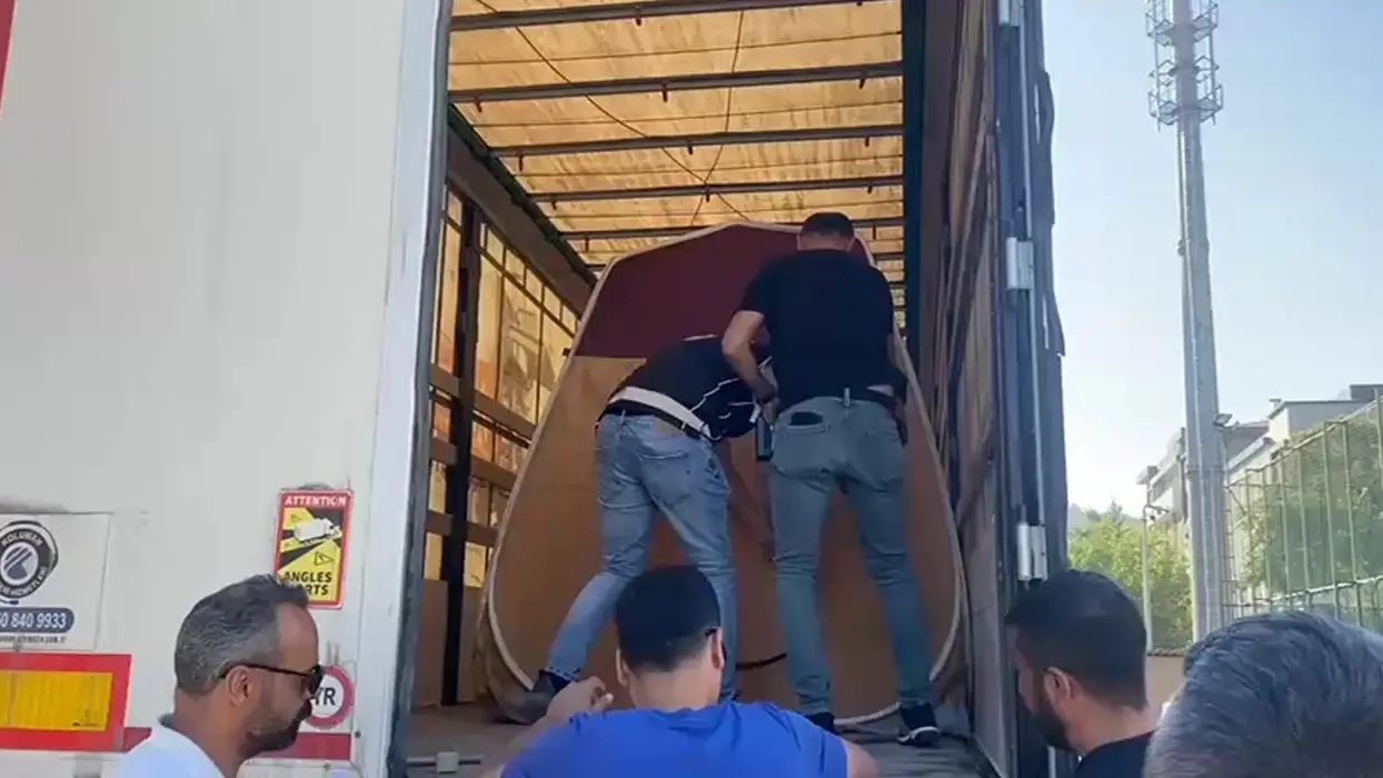 Düzensiz göçe geçit yok: Tırın dorsesinde yakalandılar