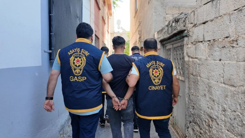 Silah teşhirine 14 gözaltı