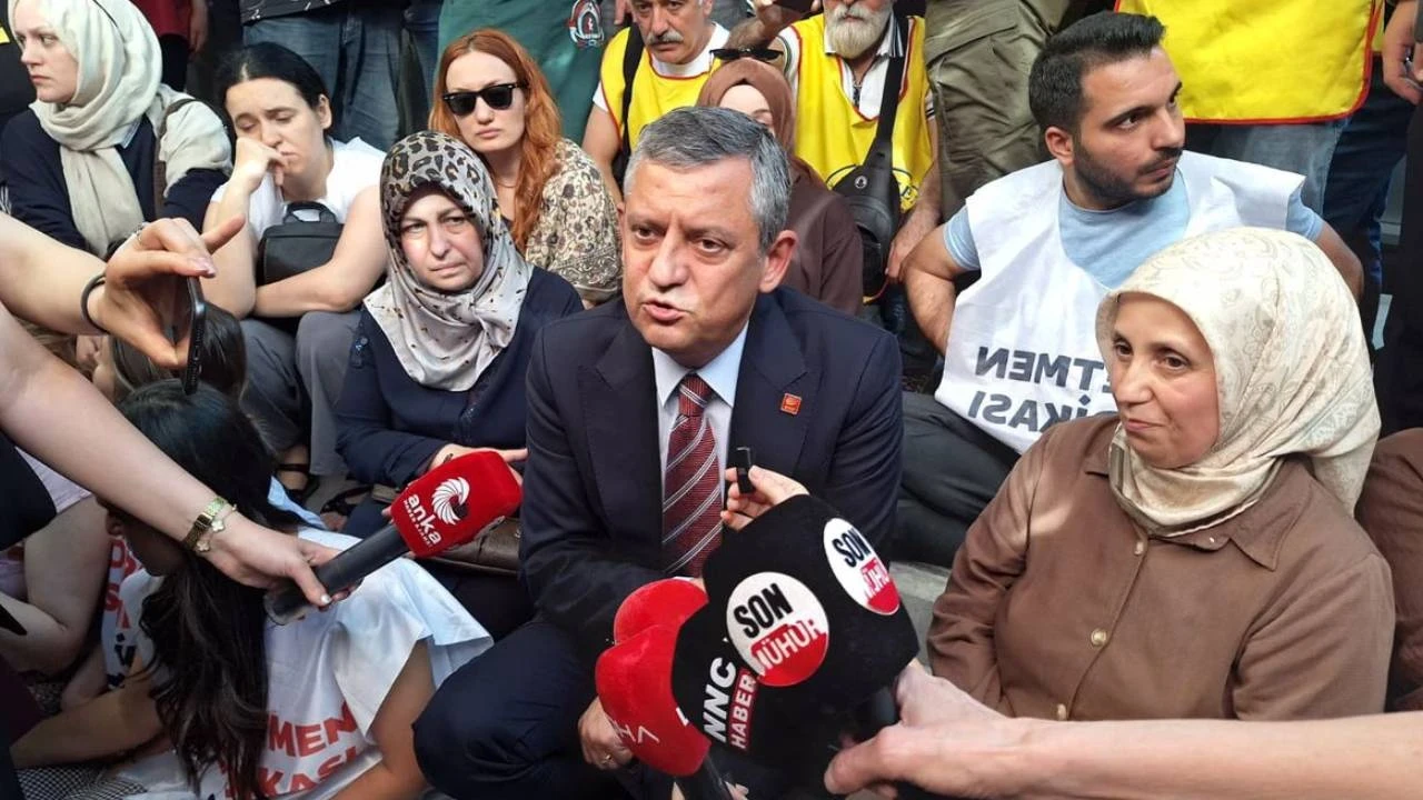 Özgür Özel'den açlık grevindeki öğretmenlere destek ziyareti
