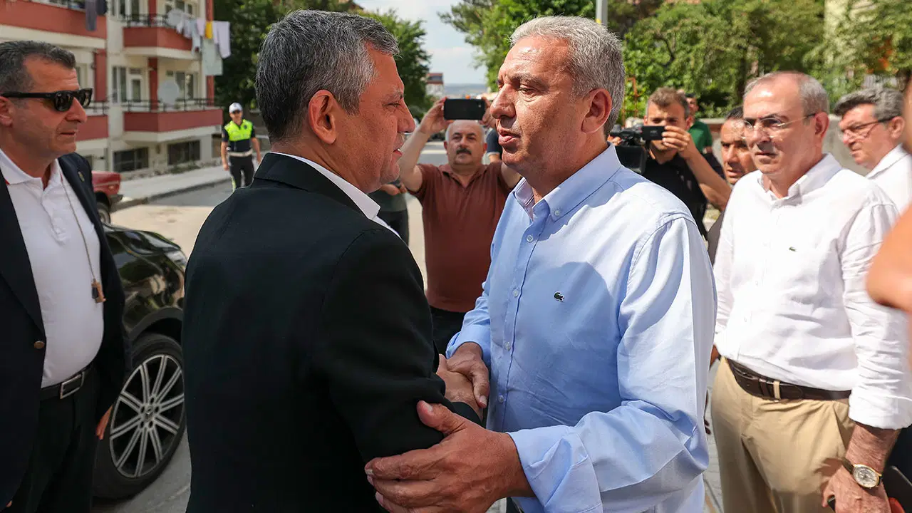 CHP lideri Özgür Özel’den Çorum’da taziye ziyareti