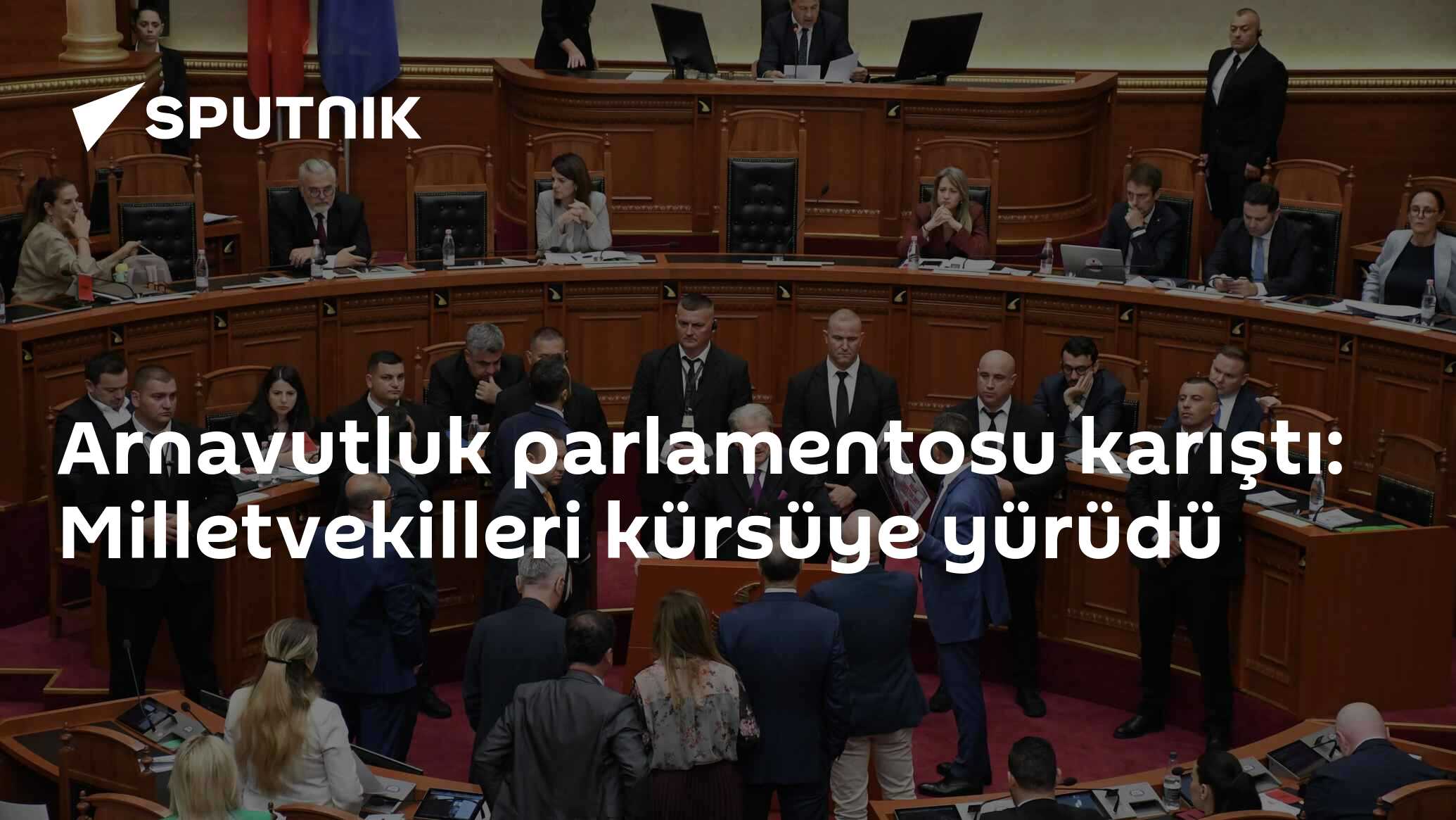 Arnavutluk parlamentosu karıştı: Milletvekilleri kürsüye yürüdü