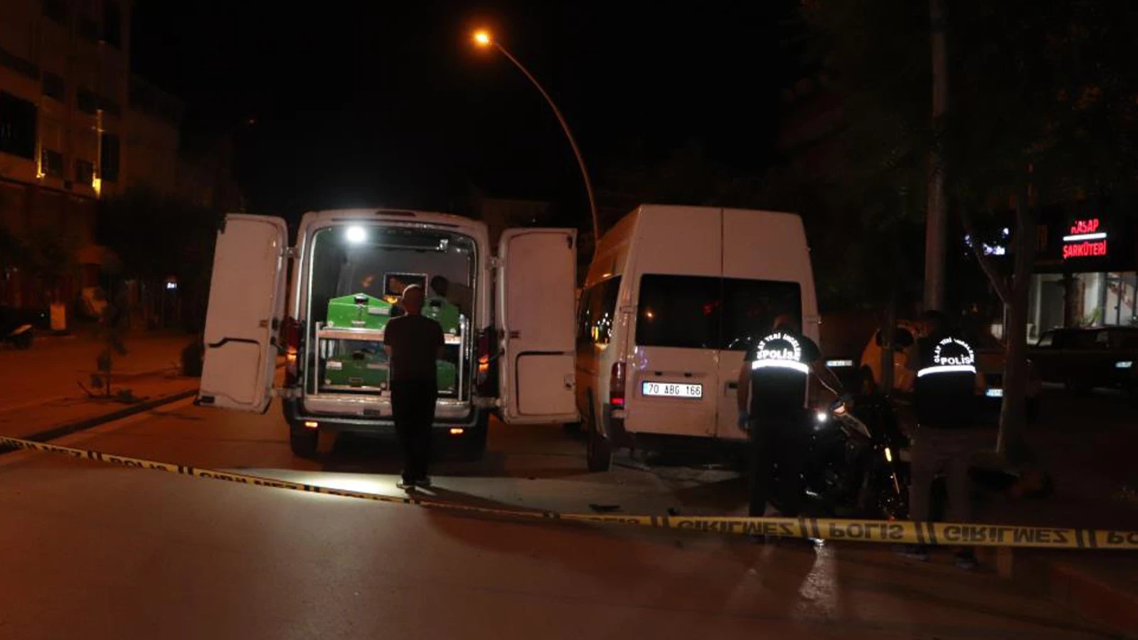 Motosiklet önce kaldırıma sonra park halindeki araca çarptı: 2 ölü