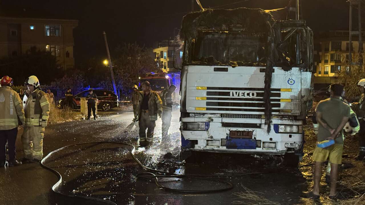 Büyükçekmece'de gece hareketliliği: Park halindeki tır alev alev yandı