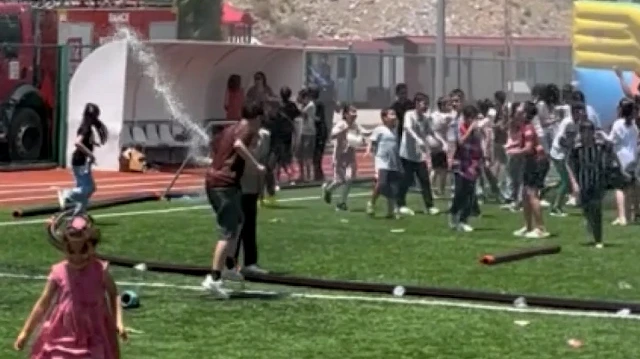 Osmaniye’de itfaiyeden çocuklara serinleten sürpriz