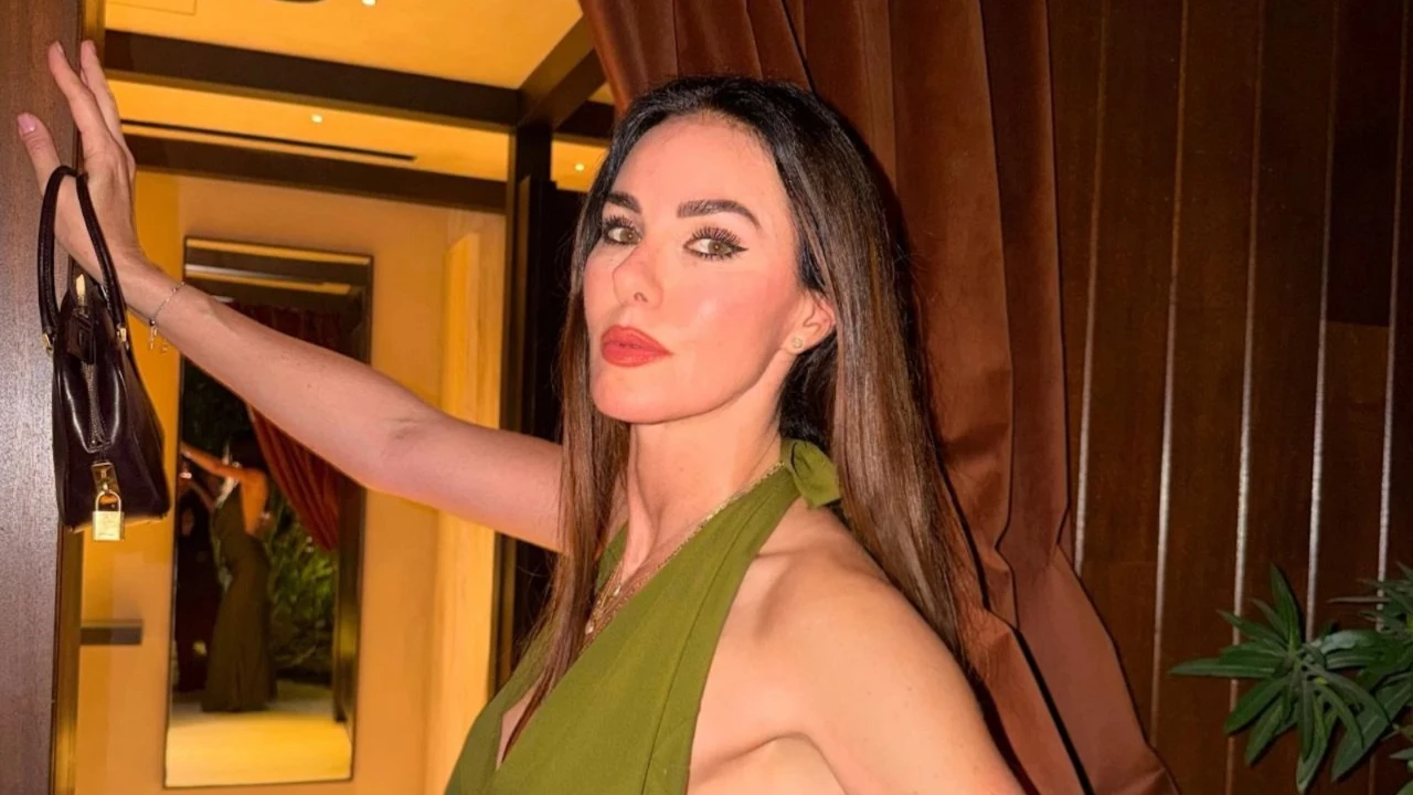 Defne Samyeli yıllara meydan okudu! Karın kasları gündem oldu