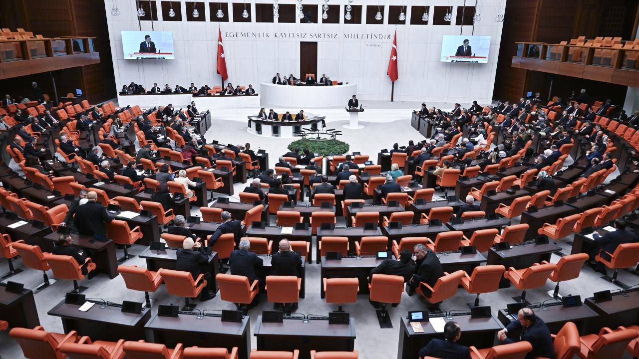 Bir TBMM klasiği: DEM Parti, İYİ Parti ve CHP'nin önergeleri AKP ve MHP oylarıyla reddedildi.