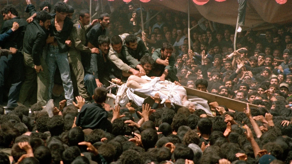 Ayetullah Humeynî'nin Sıra Dışı Cenaze Töreni: 10 Milyon Kişinin İzdiham Ettiği Cenazede Kefeni Yırtıldı | TARİH HABERLERİ
