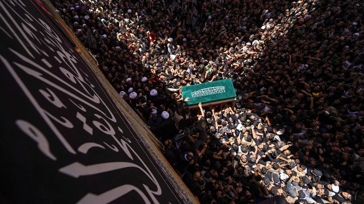 Hamaney son yolculuğuna uğurlanıyor: Cenaze Meşhed'e getirildi