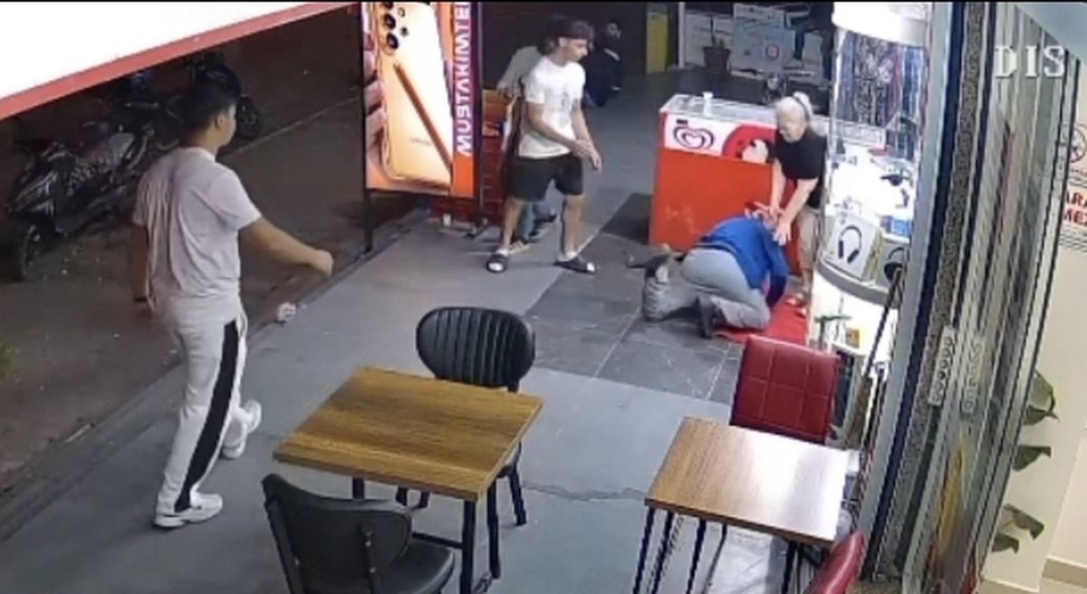 Esenyurt'ta kadın esnafa bıçak çekti, ayağı takılıp yere düştü: O anlar kamerada