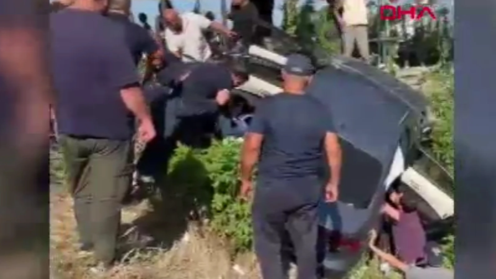 Otomobil su kanalına devrildi; anne ile kızı öldü