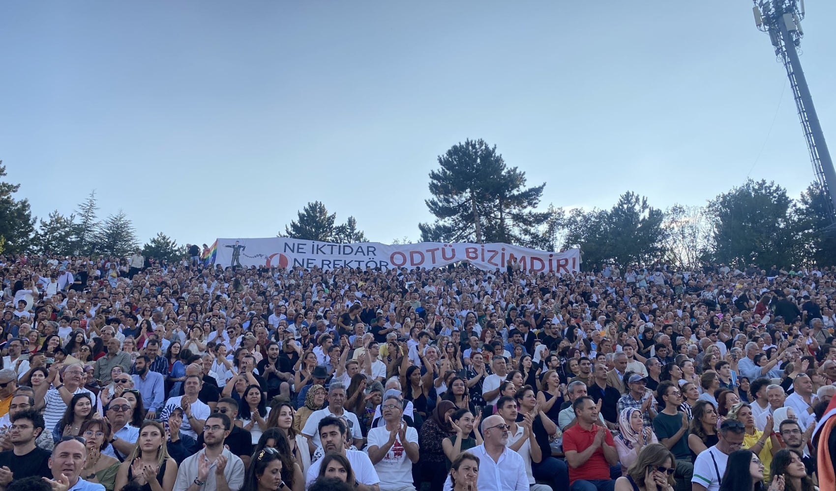 ODTÜ mezuniyetinde rektör protestosu: Öğrenciler sahneye sırtını döndü, Athena’ya da tepki gösterildi