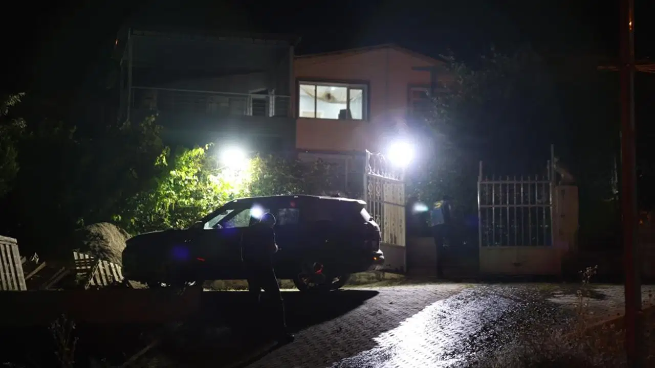 Husumetlilerinin olduğu eve kurşun yağdırıp kaçtılar: 4 yaralı
