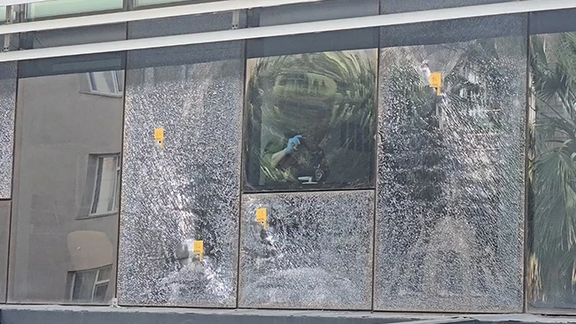 Beykoz'da iş merkezine silahlı saldırı: Şüpheliler motosikletle kaçtı