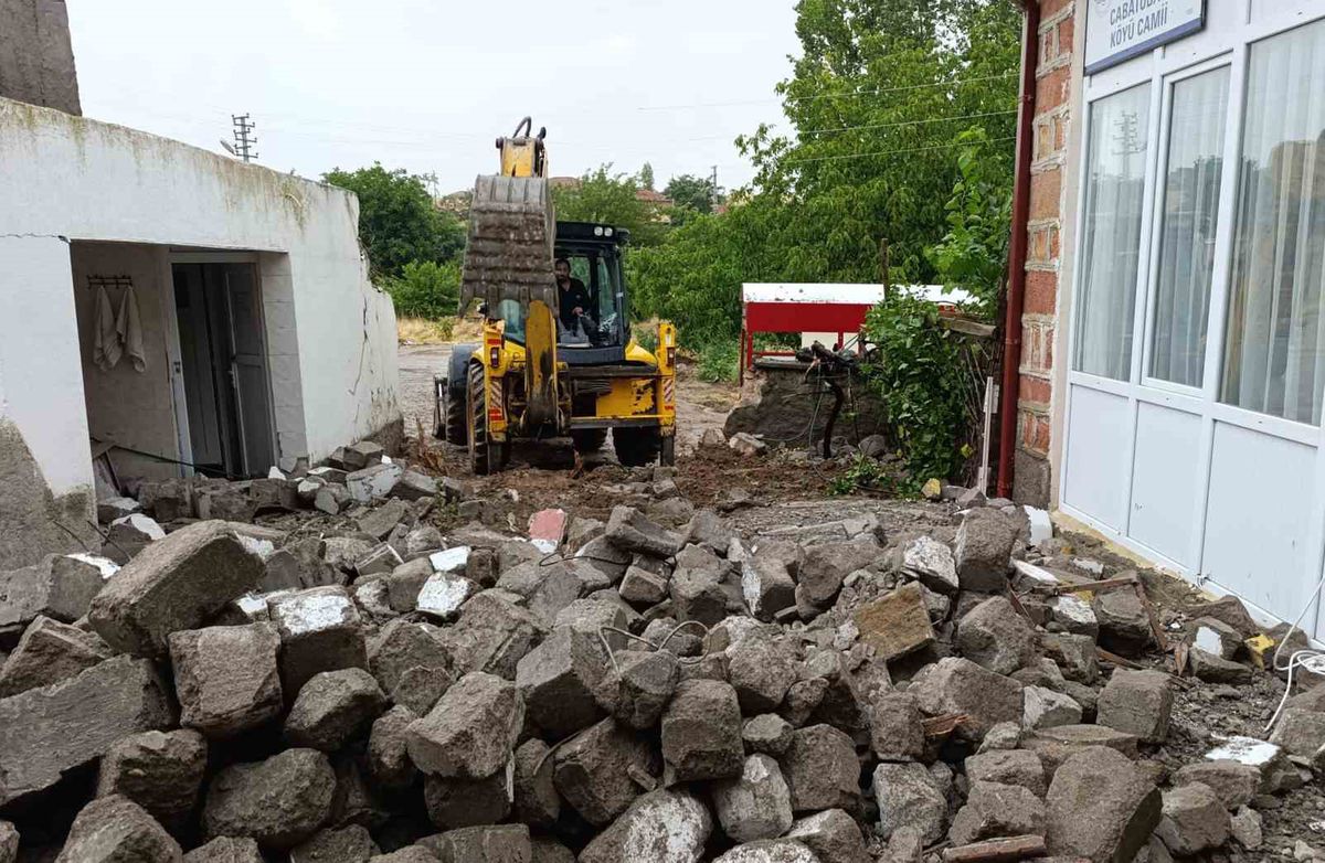 Kırıkkale’de fırtına cami minaresini yıktı