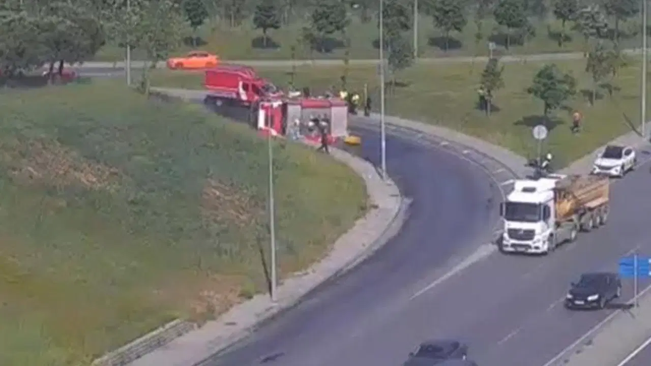 Yangından dönen itfaiye aracı devrildi: 3 itfaiye eri yaralandı