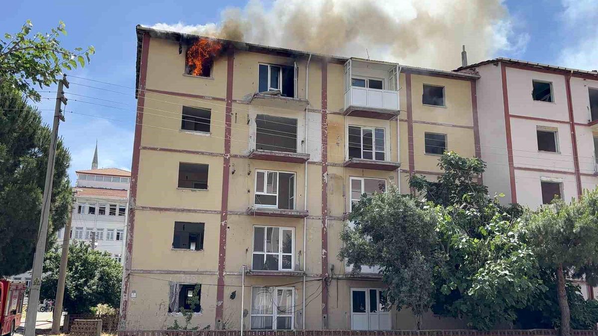 Çanakkale'de boş apartmanda çıkan yangın korkuttu