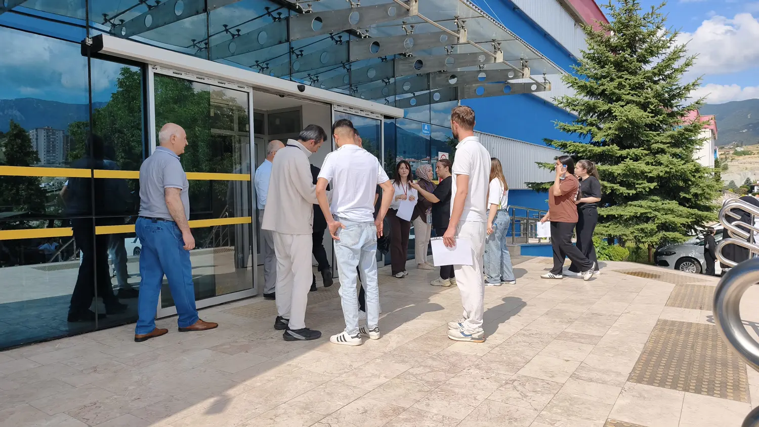 Sınav günü 'belge' krizine AK Gençlik müdahalesi! Adayların imdadına yetiştiler