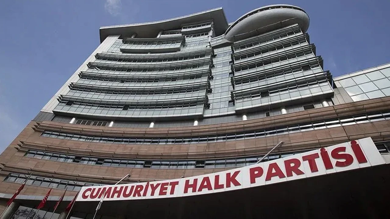 CHP, İstanbul'da 7 ilçe başkanı ve yönetimini görevden aldı