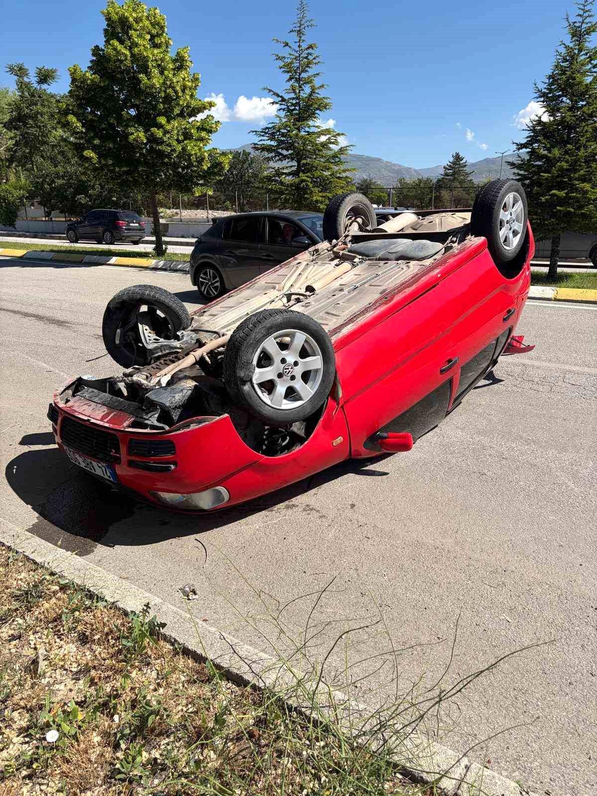 Erzincan'da otomobil takla attı: 1 yaralı