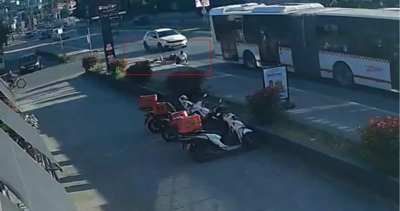 Sakarya'da yürekleri ağza getiren kaza! Otobüsün altında kalmaktan son anda kurtuldular