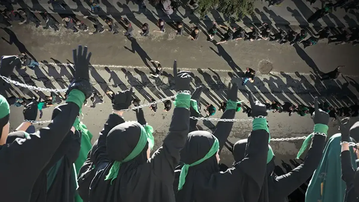 Kerbela için dev matem yürüyüşü! Kadınlar siyah giydi, erkekler kendini zincire vurdu