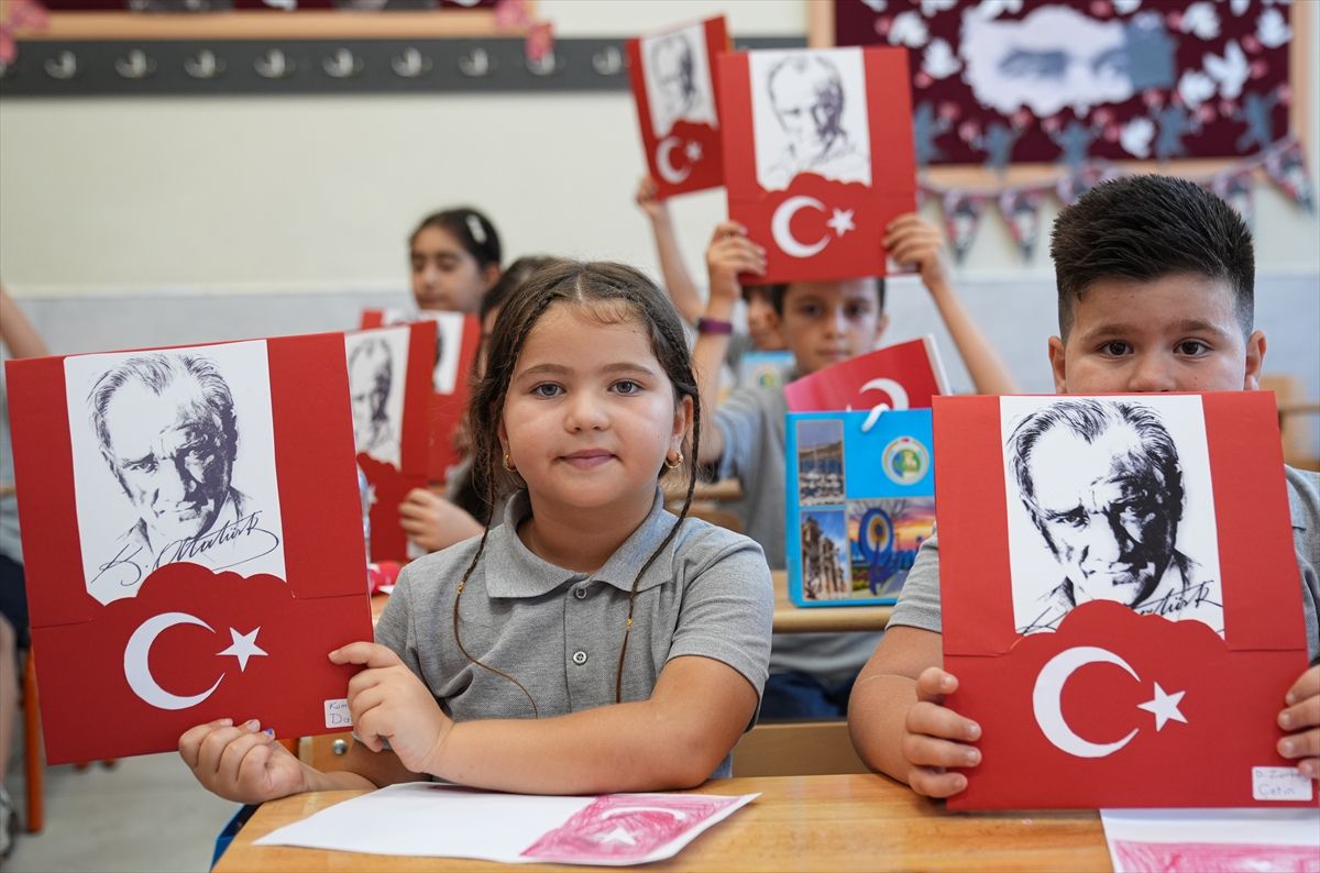 Ege Bölgesi'nde 5 ilde öğrenciler karne heyecanı yaşadı