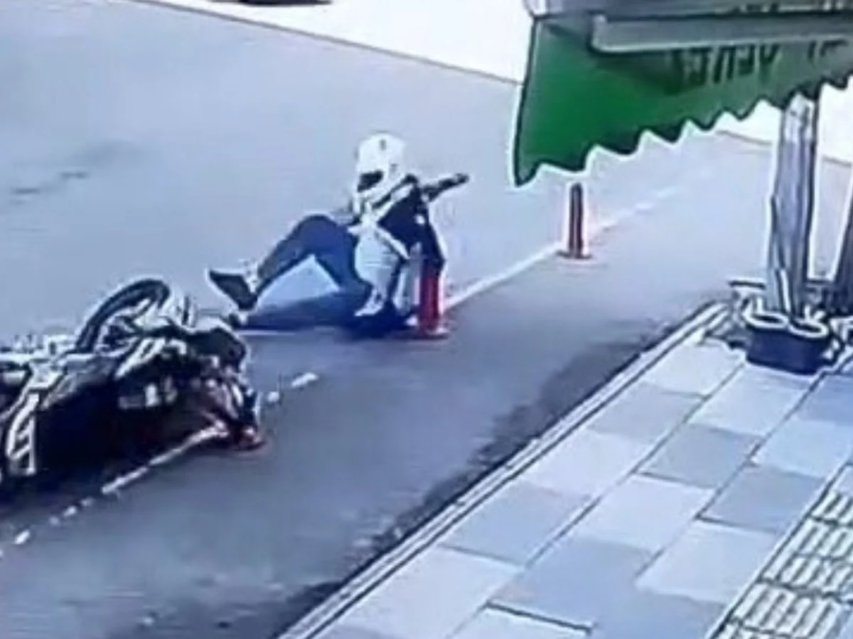Elazığ'da motosiklet kazası kameraya yansıdı