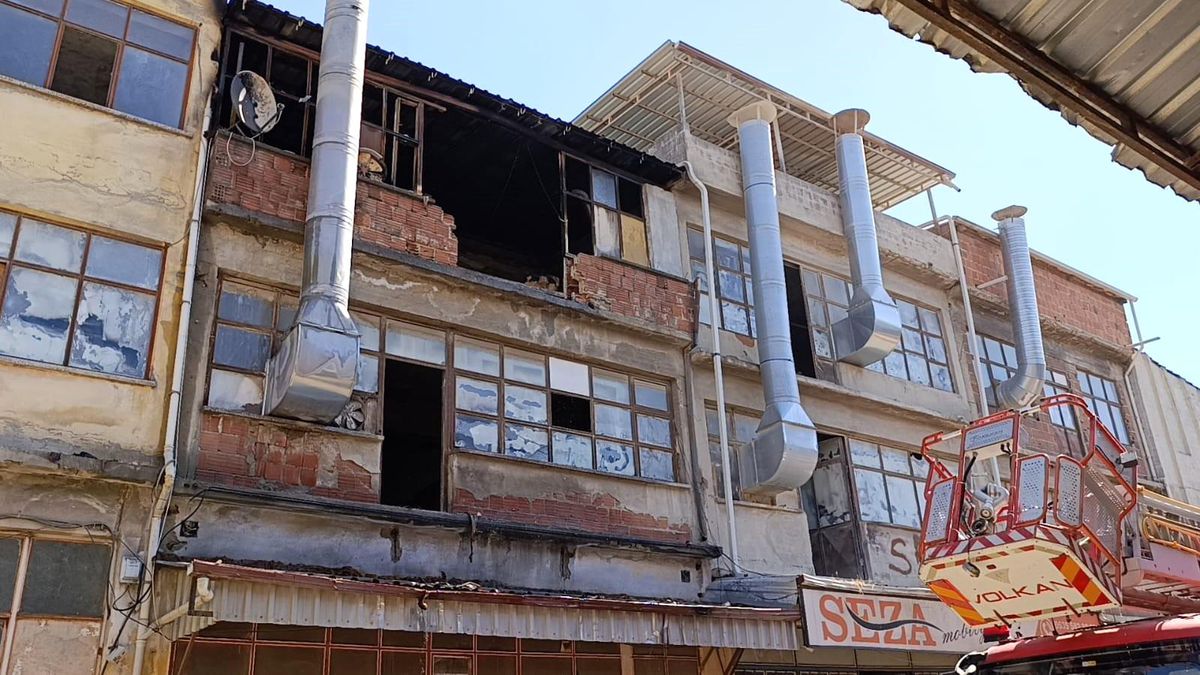 Mobilya imalathanesinde korkutan yangın