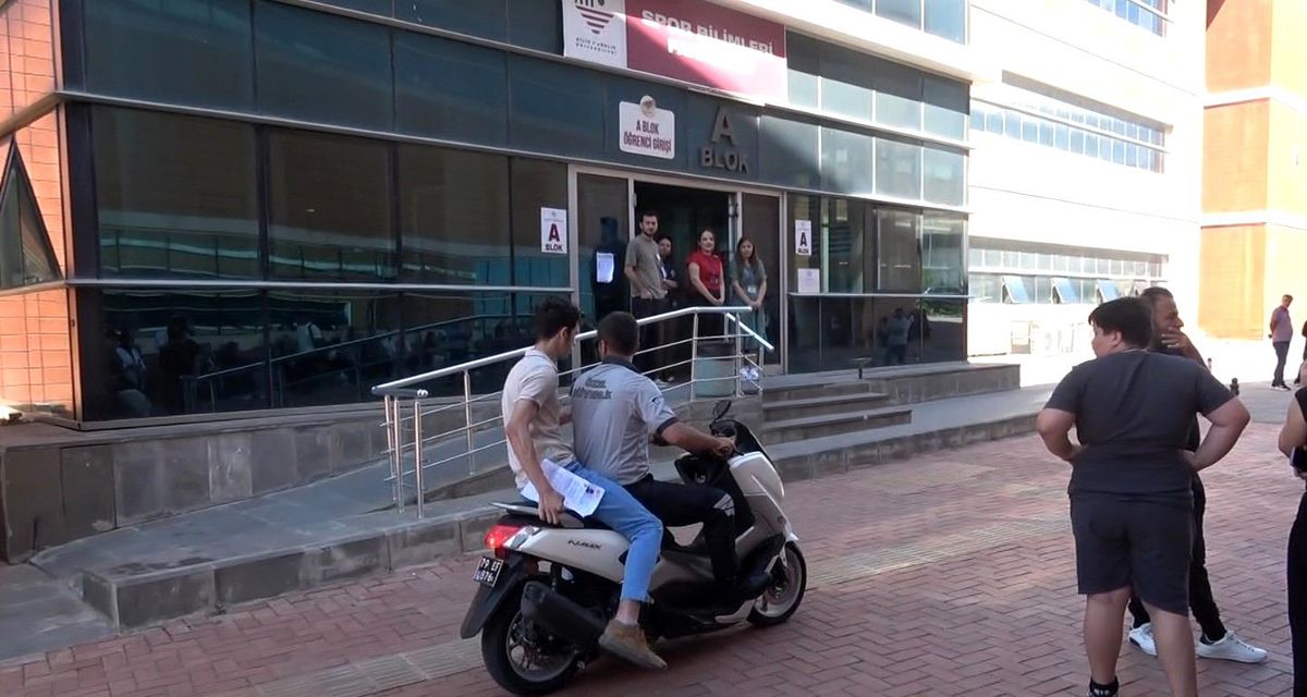 YKS'ye saniyeler kala yetişti: Güvenlik görevlisi motosikletiyle sınava ulaştırdı