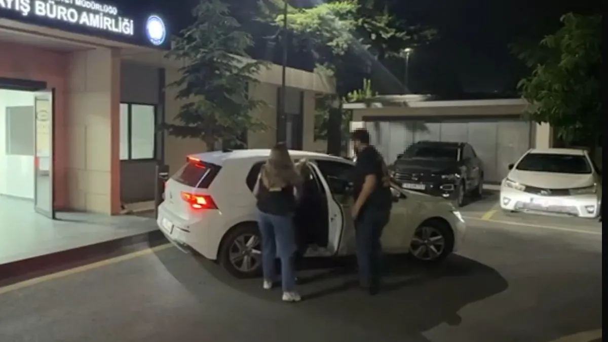 Çanta çalıp içini boşaltan hırsızlar yakalandı