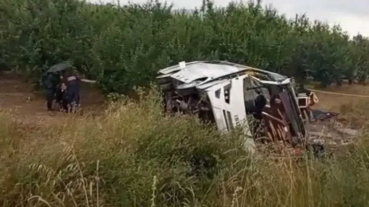 Isparta’da feci kaza: Tur minibüsü şarampole yuvarlandı 5 kişi hayatını kaybetti