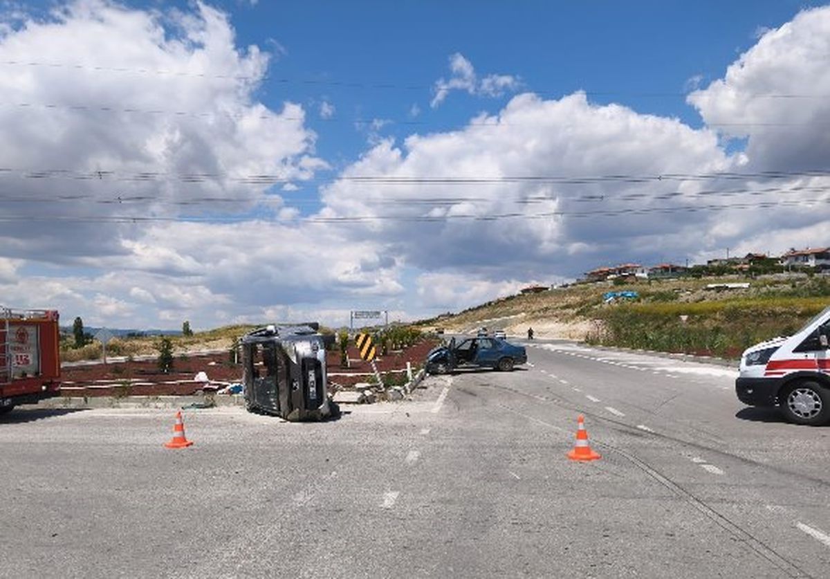 Çorum'da otomobille hafif ticari araç çarpıştı: 2'si ağır, 5 yaralı