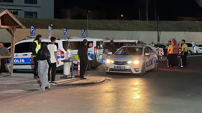 Eskişehir'de ihtara uymayıp kaçan motosikletli, bekçiye çarparak yaraladı
